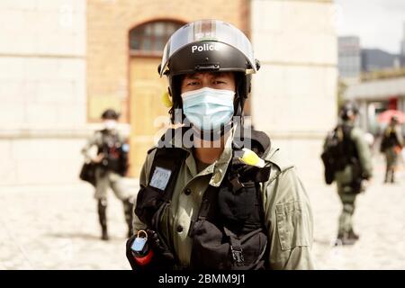 Hong Kong, CHINE. 10 mai 2020. Des policiers anti-émeutes tiennent des gardes devant le célèbre site touristique, la Tour de l'horloge près du port de Victoria.conflit entre les citoyens et la police revient dans la ville pour fêter l'anniversaire DES MANIFESTATIONS À HONG KONG le mois prochain.10 mai 2020 Hong Kong.ZUMA/Liau Chung-ren crédit: Liau Chung-ren/ZUMA Wire/Alay Live News Banque D'Images