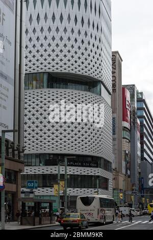 Tokyo, Japon - 30 août 2016 : immeuble Ginza place à Tokyo avec façade latiquée de l'architecture Klein Dytham Banque D'Images