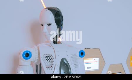Robot humanoïde blanc à l'exposition technologique. Concept robotique et futur Banque D'Images