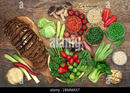 Nourriture à faible teneur en glycémie pour diabétiques pour une bonne santé et une perte de poids avec des aliments riches en vitamines, minéraux, antioxydants, glucides intelligents, oméga 3 et protéines. B Banque D'Images