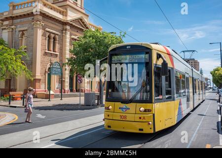 Glenelg, Australie - 13 novembre 2017 : tramway jaune dans les rues de la ville de Glenelg Banque D'Images