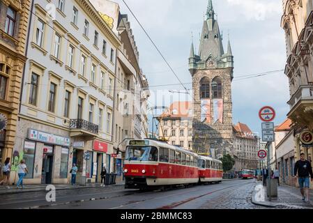 Prague, République tchèque - 24 mai 2018 : tramway rouge vintage dans les rues de Prague avec tour Henry en arrière-plan Banque D'Images