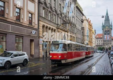 Prague, République tchèque - 24 mai 2018 : tramway rouge vintage dans les rues de Prague Banque D'Images