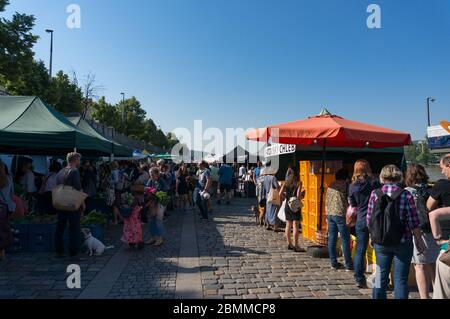 Prague, République tchèque - 26 mai 2018 : marché agricole de Naplavka avec des habitants et des porteurs de rafles avec des produits frais Banque D'Images