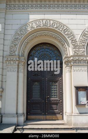 Prague, République tchèque - 26 mai 2018 : porte d'entrée décorée de la grande synagogue de Pilsen Banque D'Images