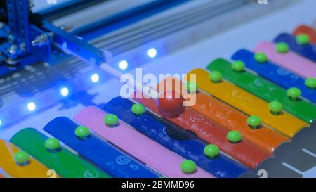 Robot playing sur xylophone coloré à l'exposition de la technologie. Avenir concept robotique et Banque D'Images