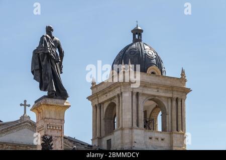 Statue sur la Plaza Murillo, avec le Palais présidentiel et la Cathédrale de la Paz, en Bolivie Banque D'Images