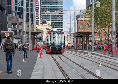 Sydney, Australie - 20 septembre 2019 : tramway rouge sur George Street, près de la gare de l'hôtel de ville dans le quartier des affaires de Sydney Banque D'Images