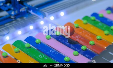 Robot playing sur xylophone coloré à l'exposition de la technologie. Avenir concept robotique et Banque D'Images