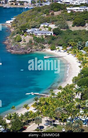 Une belle plage à côté de l'entrée du port anglais à Antigua, vue d'une colline. Banque D'Images