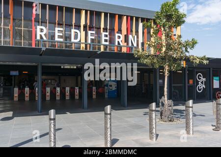 Sydney, Australie - 26 janvier 2020 : entrée à la gare de Redfern avec distributeurs de billets de robinet Opal Banque D'Images