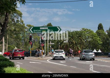 Sydney, Australie - 26 janvier 2020 : panneau routier sur City Road avec indications pour la circulation à Redfern banlieue de Sydney, Australie Banque D'Images