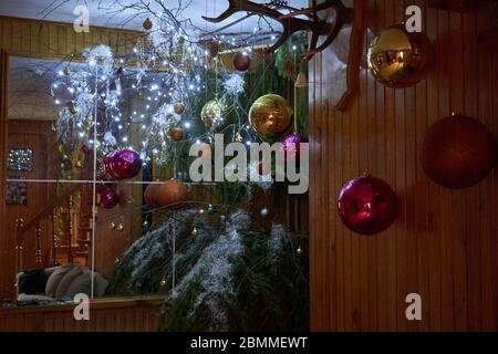 Décorations uniques pour arbres de noël dans la chambre Banque D'Images