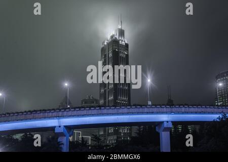 Les bâtiments et l'autoroute s'échangent au crépuscule dans la ville de Shanghai Banque D'Images