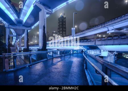 Les bâtiments et l'autoroute s'échangent au crépuscule dans la ville de Shanghai Banque D'Images