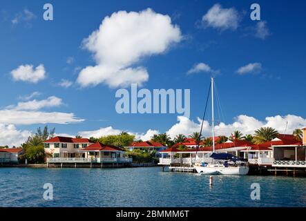 Villas en bord de mer près de Jolly Harbour à Antigua. Banque D'Images