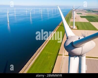 Éolienne depuis la vue aérienne, vue sur Drone au parc à vent ouest stermeerdijk une ferme de moulin à vent dans le lac IJsselmeer le plus grand aux Pays-Bas, durable Banque D'Images