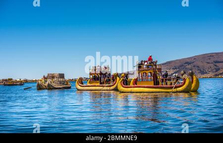 Puno, Pérou - octobre, 9, 2015: Touristes sur le bateau à roseaux, Uros îles flottantes du lac Titicaca, Pérou, Amérique du Sud Banque D'Images