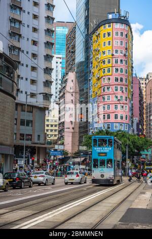 HONG KONG - 29 avril, 2018 : tramway à deux étages dans le quartier de Wan Chai de Hong Kong. Banque D'Images