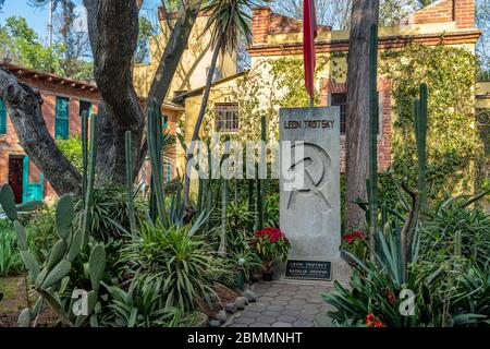 MEXICO, MEXIQUE - 22 février 2020 : tombeau de Léon Trotsky dans son musée de la Maison à Coyoacan, Mexico. Banque D'Images