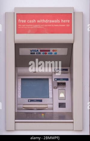 BIDEFORD, DEVON, Royaume-Uni - MAI 5 2020: Cashpoint aka guichet automatique, ATM - offre des retraits d'argent, il semble. Propriété de la Bank of Ireland. Banque D'Images