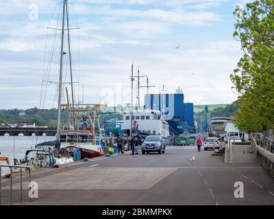 .BIDEFORD, DEVON, Royaume-Uni - MAI 5 2020: Quai de travail avec bateau à voile, bateau de pêche, Lundy ferry touristique, navire de fret général les Argos étant chargés. Banque D'Images