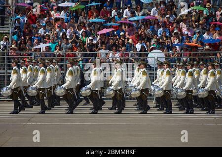 Mars passé par le Carabinero au défilé militaire annuel dans le cadre des commémorations Fiestas Patrias à Santiago, Chili. Banque D'Images