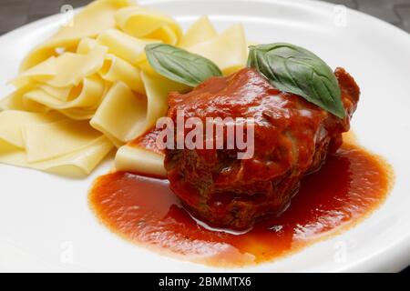 Joues de veau avec nouilles tagliatelles et sauce tomate Banque D'Images