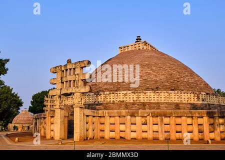 Inde, Etat du Madhya Pradesh, Sanchi, monuments bouddhistes classés au patrimoine mondial de l'UNESCO, la stupa principale un monument bouddhiste vieux de 2200 ans construit par Banque D'Images