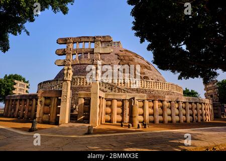 Inde, Etat du Madhya Pradesh, Sanchi, monuments bouddhistes classés au patrimoine mondial de l'UNESCO, la stupa principale un monument bouddhiste vieux de 2200 ans construit par Banque D'Images