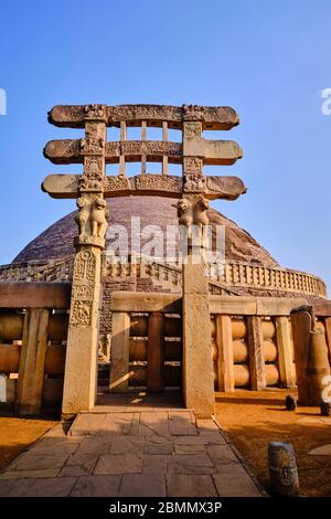 Inde, Etat du Madhya Pradesh, Sanchi, monuments bouddhistes classés au patrimoine mondial de l'UNESCO, la stupa principale un monument bouddhiste vieux de 2200 ans construit par Banque D'Images