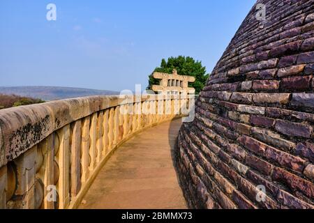 Inde, Etat du Madhya Pradesh, Sanchi, monuments bouddhistes classés au patrimoine mondial de l'UNESCO, la stupa principale un monument bouddhiste vieux de 2200 ans construit par Banque D'Images