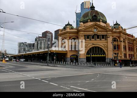 Coronavirus Covid-19 fermeture d'isolement perte d'emplois entreprise et magasins fermeture hors des rues d'affaires et vides - Flinders Street Banque D'Images