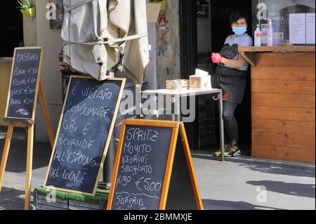 Milan, lundi 4 mai, premier jour de relâchement des mesures de restriction de la mobilité en raison de l'épidémie du coronavirus, des milliers de personnes ont pris les rues, souvent sans mesures de sécurité, dans les zones de Movida, en particulier le long des canaux Navigli, obligeant les autorités à adopter des mesures de contrôle strictes de la police. Banque D'Images