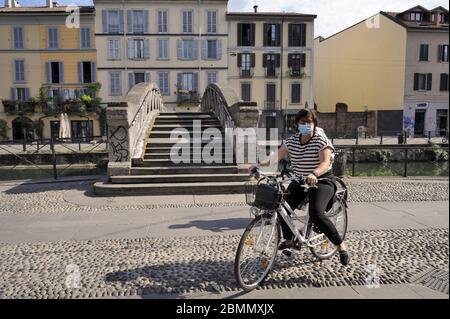 Milan, lundi 4 mai, premier jour de relâchement des mesures de restriction de la mobilité en raison de l'épidémie du coronavirus, des milliers de personnes ont pris les rues, souvent sans mesures de sécurité, dans les zones de Movida, en particulier le long des canaux Navigli, obligeant les autorités à adopter des mesures de contrôle strictes de la police. Banque D'Images