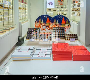 Pierre Marcolini une boutique de chocolat belge de luxe les Galeries Royales Saint-Hubert pendant la fête de Noël – intérieur de la boutique - Bruxelles, B Banque D'Images