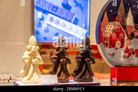 Pierre Marcolini une boutique de chocolat belge de luxe les Galeries Royales Saint-Hubert pendant la fête de Noël – intérieur de la boutique - Bruxelles, B Banque D'Images