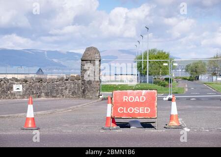 Route en face fermée et panneau d'accès local uniquement et cônes rouges Banque D'Images