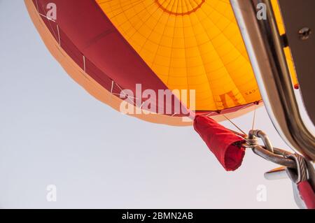 résumé vue intérieure d'un ballon d'air chaud au maroc Banque D'Images