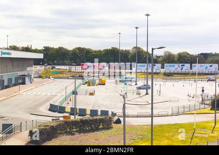 Aéroport de Glasgow Prestwick, Royaume-Uni. 10 mai 2020. Le parking principal de l'aéroport de Glasgow Prestwick, Ayrshire, Écosse, Royaume-Uni est utilisé comme site de test du coronavirus pour les travailleurs essentiels et vulnérable à plus de 65 ans. Dans l'ouest de l'Écosse. Il est composé de militaires qui opèrent entre 10 h et 18 h tous les jours et semble sous-utilisé car personne n'est testé ou ne fait la queue pour être testé. Il est préoccupé que le système fonctionne à une troisième capacité, il a été soumis à des critiques de Hugh Pennington, professeur émérite de bactériologie à l'Université d'Aberdeen. Crédit : Findlay/Alay Live News Banque D'Images