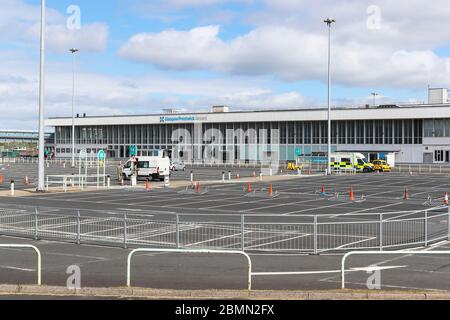 Aéroport de Glasgow Prestwick, Royaume-Uni. 10 mai 2020. Le parking principal de l'aéroport de Glasgow Prestwick, Ayrshire, Écosse, Royaume-Uni est utilisé comme site de test du coronavirus pour les travailleurs essentiels et vulnérable à plus de 65 ans. Dans l'ouest de l'Écosse. Il est composé de militaires qui opèrent entre 10 h et 18 h tous les jours et semble sous-utilisé car personne n'est testé ou ne fait la queue pour être testé. Il est préoccupé que le système fonctionne à une troisième capacité, il a été soumis à des critiques de Hugh Pennington, professeur émérite de bactériologie à l'Université d'Aberdeen. Crédit : Findlay/Alay Live News Banque D'Images