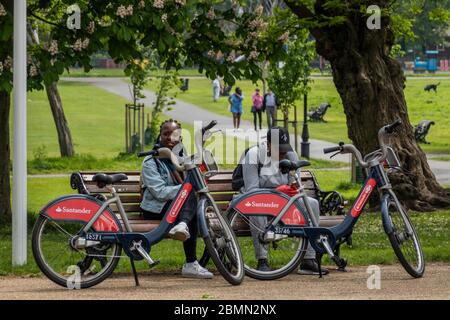 Londres, Royaume-Uni. 10 mai 2020. Tirer parti du support de table. Clapham Common le jour de l'annonce "grande" des gouvernements sur l'assouplissement possible des restrictions - le Conseil de Lambeth a déjà modifié les avis afin que les gens puissent s'asseoir sur des bancs pour un court repos. Le « verrouillage » se poursuit pour l'épidémie du coronavirus (Covid 19) à Londres. Crédit : Guy Bell/Alay Live News Banque D'Images