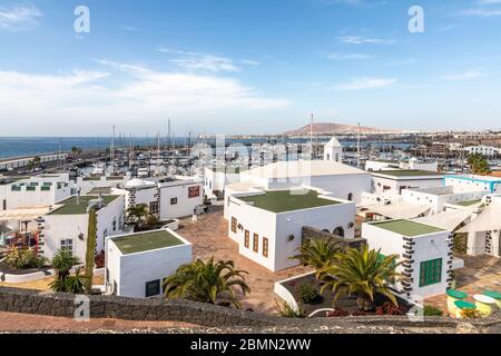 Vue sur la Playa Blanca dans le sud de Lanzarote, îles Canaries, Espagne, España. Banque D'Images