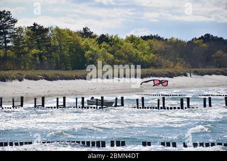 Lunettes roses sur la plage de Zingst, Allemagne Banque D'Images