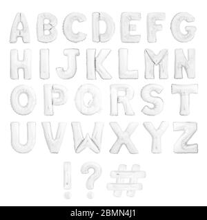 Alphabet anglais avec point d'exclamation, point d'interrogation et hashtag fait de ballons gonflables argentés isolés sur fond blanc Banque D'Images