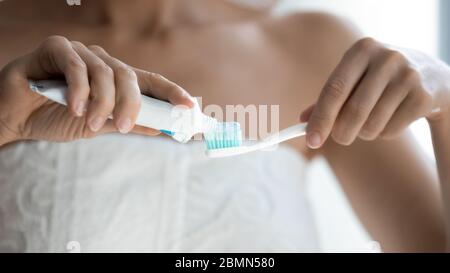 Gros plan du dentifrice d'image du tube appliqué à la brosse à dents Banque D'Images
