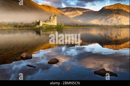 Le château de Kilchurn à l'aube se reflète dans Lock Awe Banque D'Images