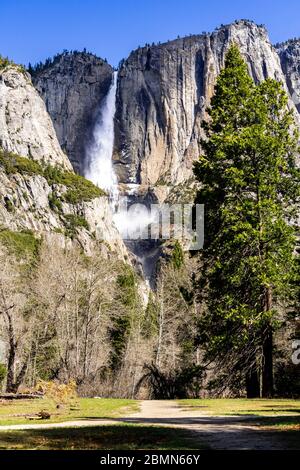 Chutes d'eau de Yosemite dans le parc national de Yosemite San Francisco en Californie du Nord États-Unis. USA National Park site touristique et célèbre Banque D'Images