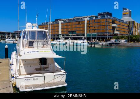 Vue sur Viaduct Harbour vers le Park Hyatt Hotel, Auckland, Nouvelle-Zélande. Banque D'Images