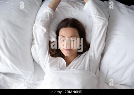 Femme qui se réveille après une nuit de sommeil vue du dessus Banque D'Images